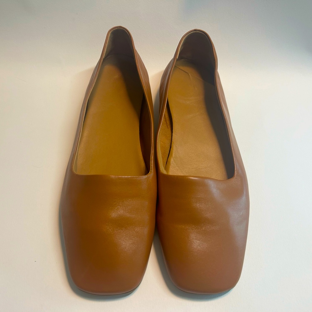Aquatalia Made in Italy. Weather proof leather flat. Size 9